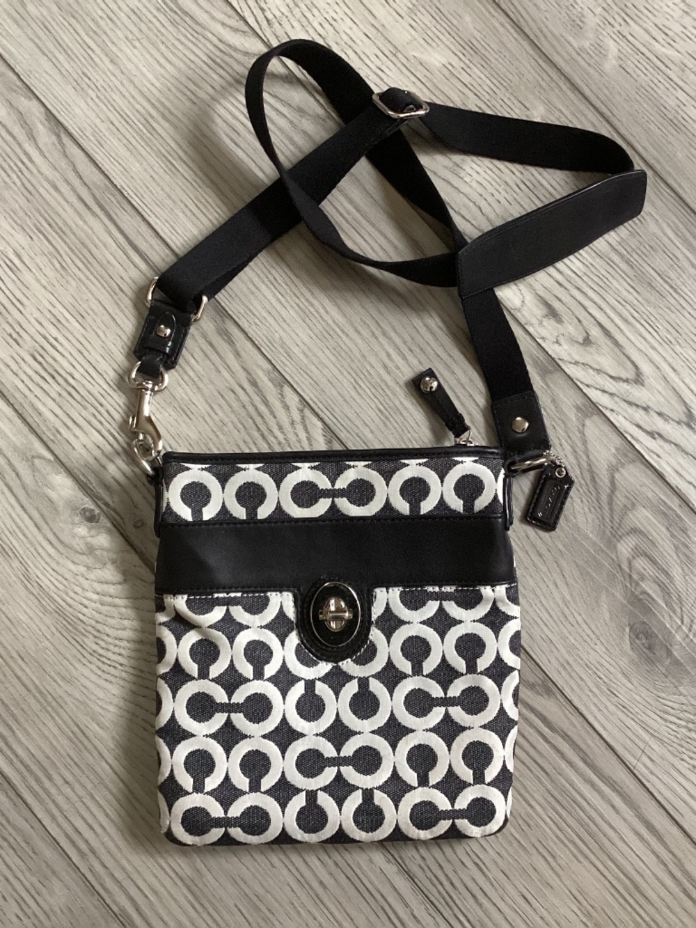 Coach Signature Swing Pack Crossbody Purse
